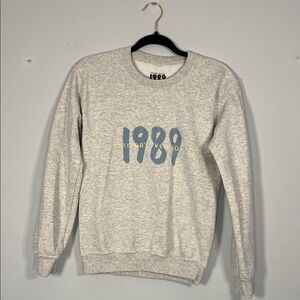 Taylor Swift Women's Light Gray Blue 1989 Crewneck Sweatshirt Size XS